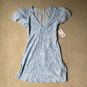 Billabong Blue and White Flower Print Dress XS (nwt)